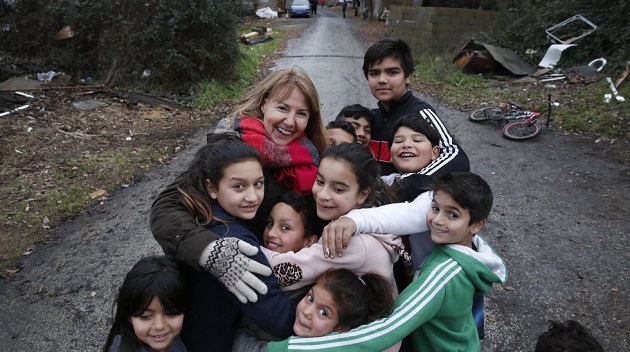Social Workder Conchi Rodríguez with a group of Romani students. / Protestante Digital,
