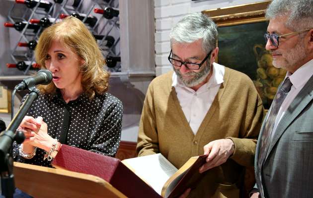 Muñoz-Molina (center) was given a facsimile of the first translation of the Bible into Castillian, the Reina-Valera Bible. / M.Gala,