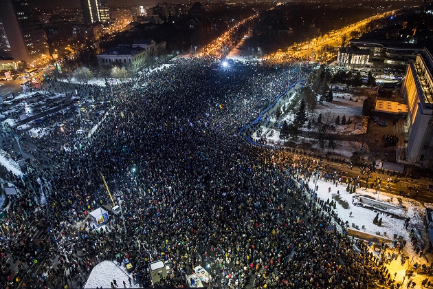 About 200,000 people protest in Bucharest, in front of the government headquarters. / I. Moldovan, Al Jazeera,