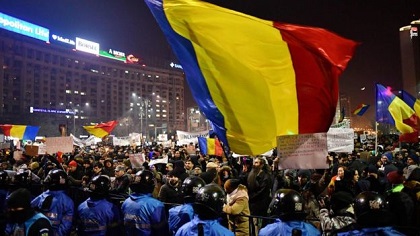 Romanian flags were shown in the protest against corruption. / BBC
