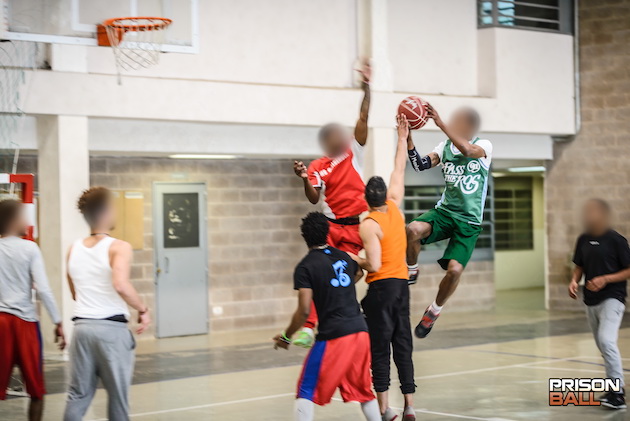 One of the basketball games happening at Quatre Camins. / Joan Marc Cots,