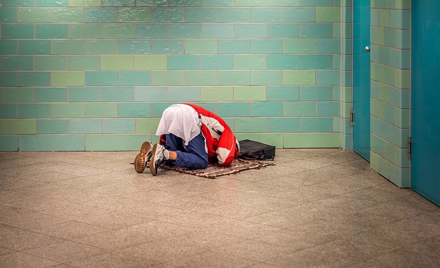 A Muslim prays in an public space in Berlin, Germany. / Photo: S. Geyer (Flickr, CC),muslim europe