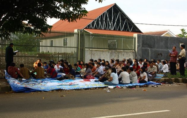 Christians protest against one of the several closures of the Yasmin Church in Bogor. / Asia news,