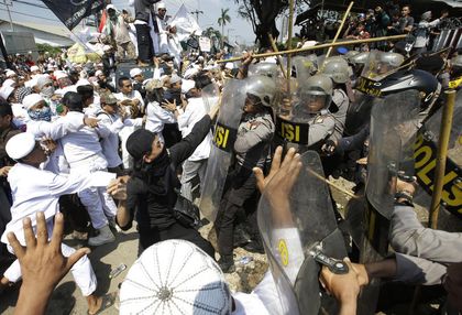 Police try to control proterters in Santa Clara church. / Premier