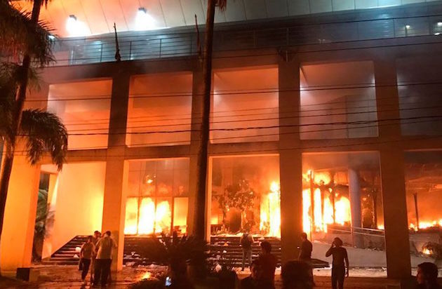 The National Congress of Paraguay, in flames, after the riots last weekend. / Agencies,