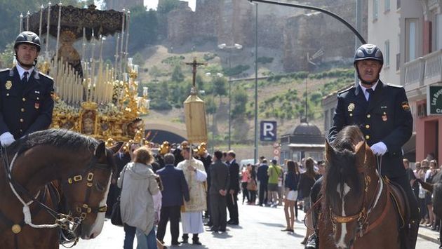 Spanish policemen participating in a Roman Catholic procession. / El Diario,