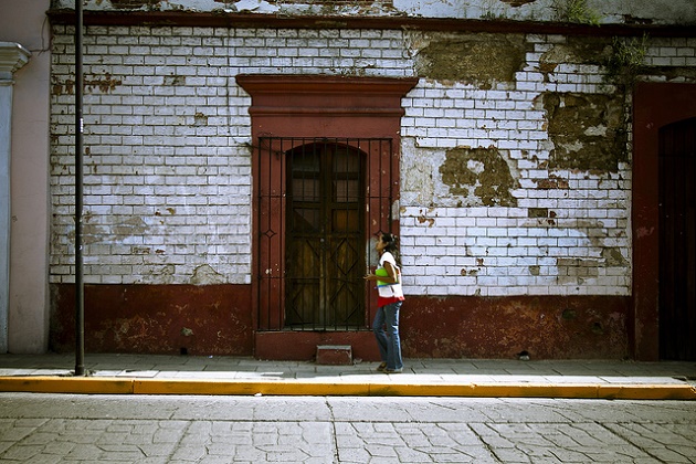 Pedestrian walking in a street of Oaxaca. / Franx (Flickr, CC),