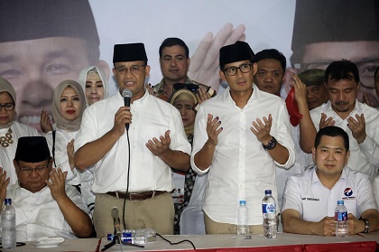 Jakarta gubernatorial candidate Anies Baswedan and Sandiaga Uno celebrate the victory. / Jakarta Post