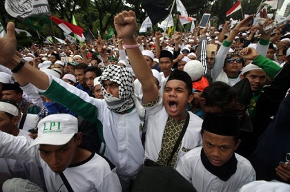 Radical anti-Ahok protestors in Jakarta, during the campaign. / EPA