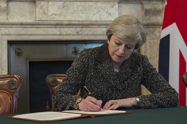 Prime Minister Theresa May signing  letter which started negotiations to leave the European Union. / Number 10 (Flickr, CC),theresa may