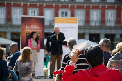 Reading the Bible in the Plaza del Sol, Madrid. / SBE