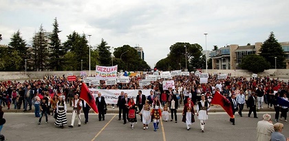 A moment of the symbolic march. / VUSH