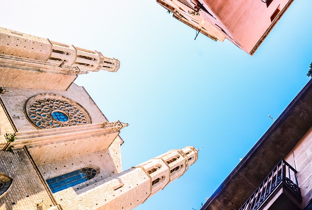 A church in Barcelona (Spain). Camille Minouflet (Unsplash, CC),cathedral, barcelona