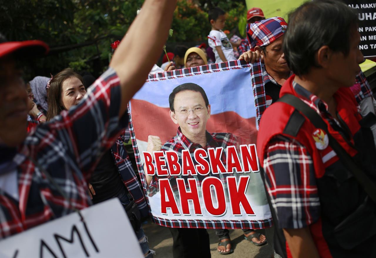 Supporters of Ahok gathered to support the former Governor. / AP