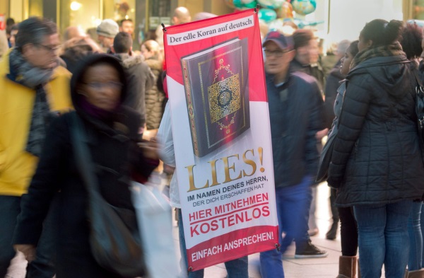 The Read! campaign gives away copies of the Quran to passers-by. / 20 Minuten,