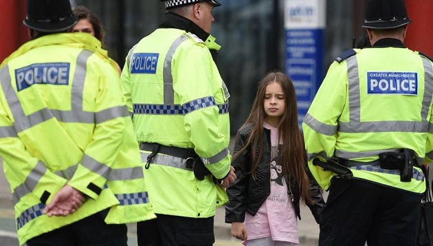 A girl near the Manchester arena, on Tuesday. / AFP,
