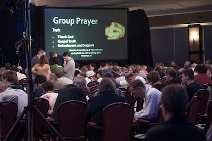 There was a time to pray in small groups in every plenary session. / ELF