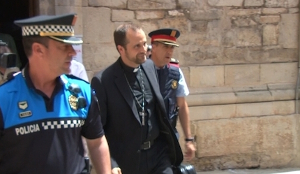 Novell left the church building protected by police officers. / TV3