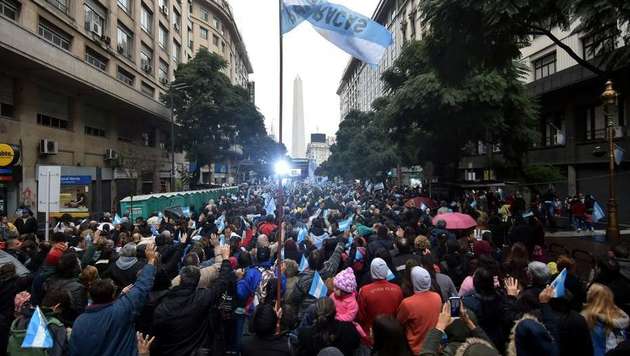 Thousands pray together near the Obelisco symbol, in Argentina's capital city. / Dyn, Tony Gómez,