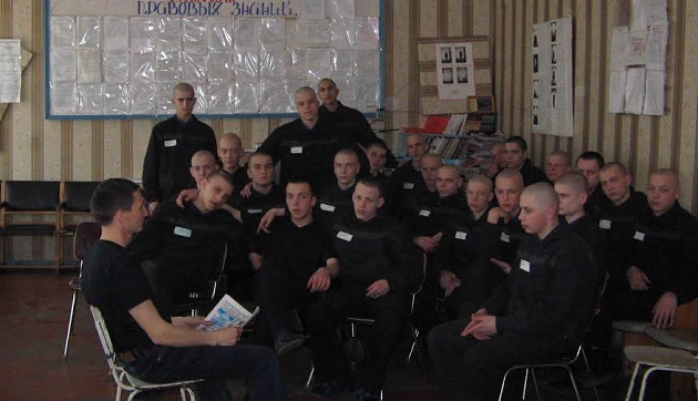 Inmates in a Belarusian detention centre regularly receive copies of the Kolokol newspaper. / Kolokol,