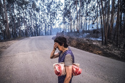 A woman in one of the sites of the fires. / Publico