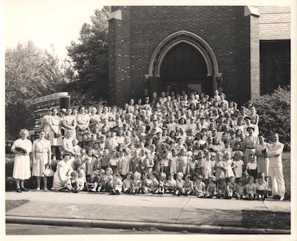 The Schaeffers were known for their ministry among children, like this  summer Bible school in  the church of Grove City, Pensilvania.
