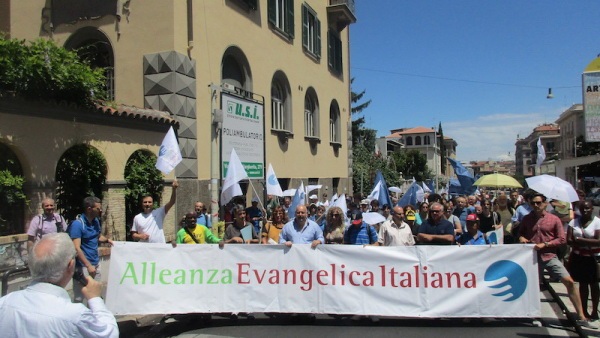 Christians marched praying for Italy after the Italian Evangelical Alliance General Assembly. / AEI,