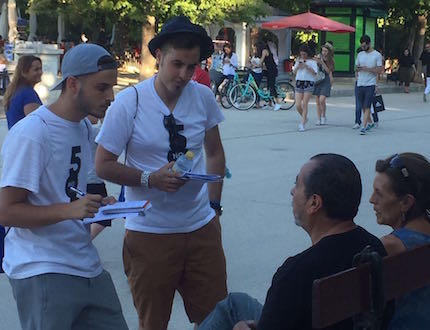 Sharing the gospel with passersby in Madrid. / #el15j