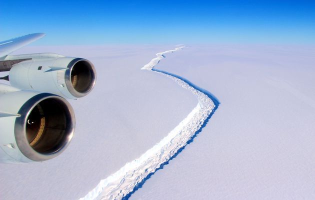 A trillion-ton iceberg breaks off Antarctic ice shelf. / Reuters  ,