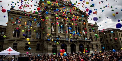 Balloons covered the Swiss parliament. / M. Gertsch, M. Nagler