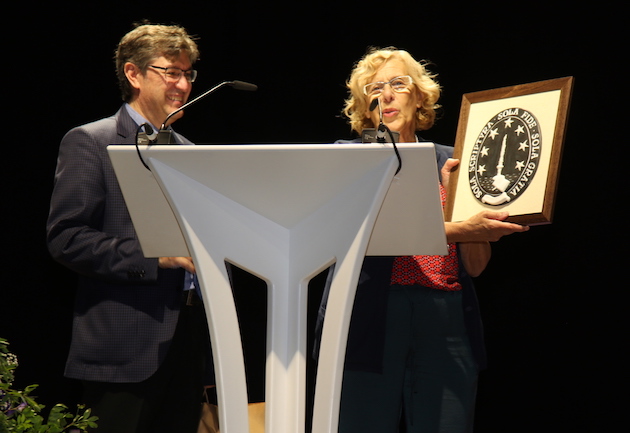 Evangelical representative Mariano Blázquez gave a gift to Manuela Carmena. / MGala,carmena