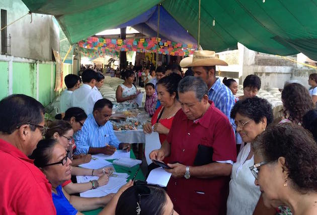 Collecting signatures  in Guadalajara. / Fb Consulta Popular por la Vida,