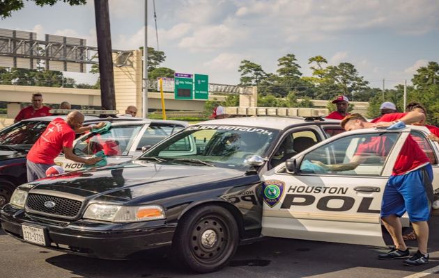 Forner inmates washing the cars. / CHARM,