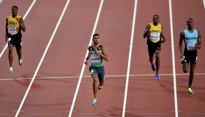 The moment the South African athlete crosses the line to win the 400m race. / AP