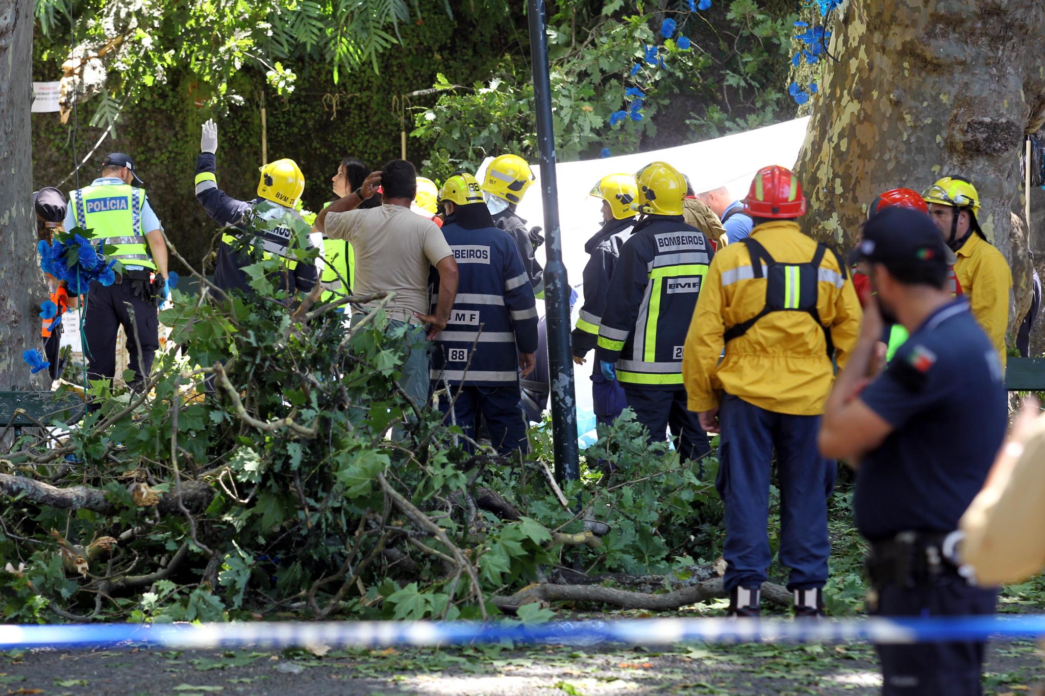 Police and firemen in the location where thirteen people died. / Publico,