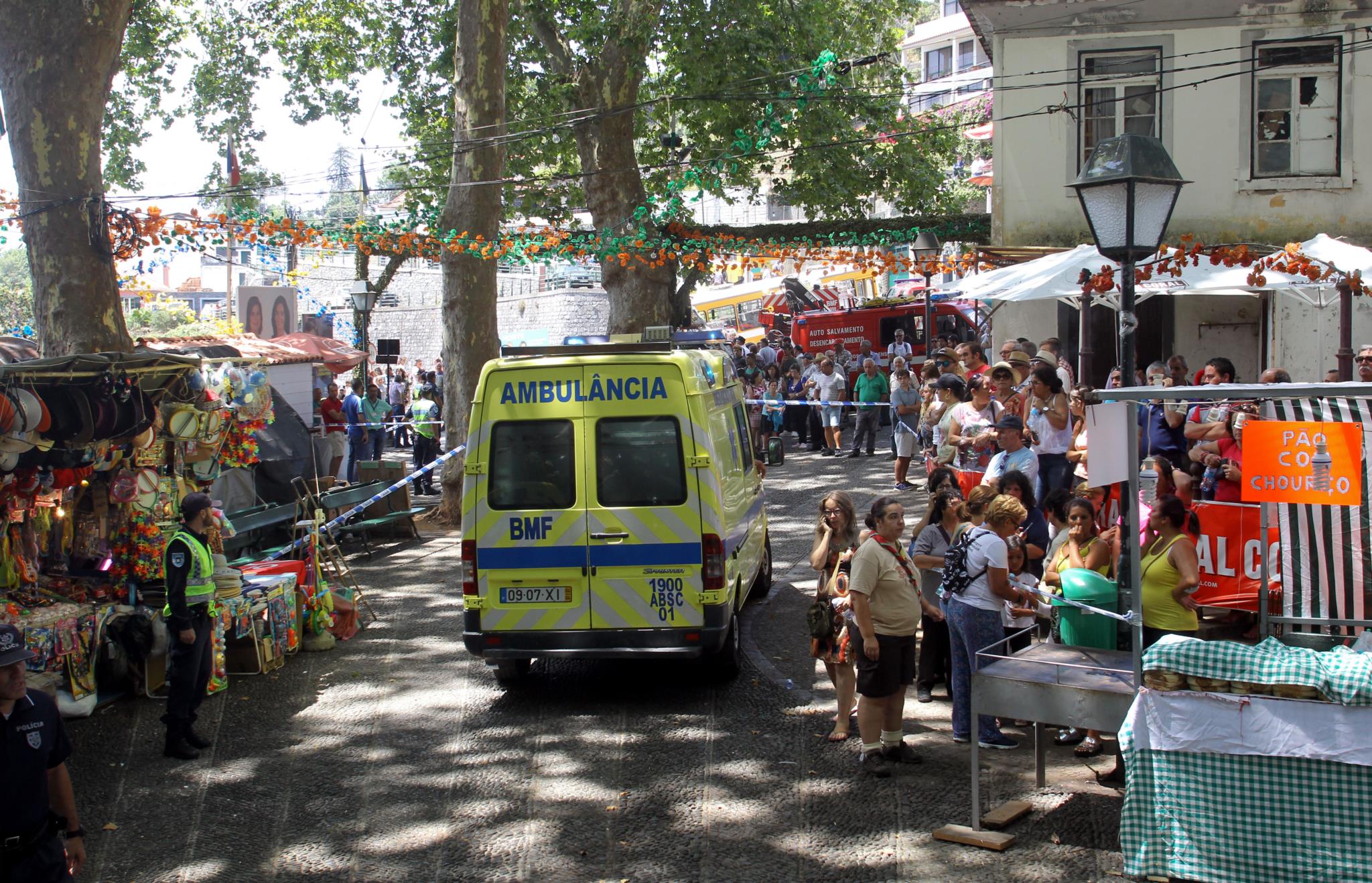 An ambulance leave the site. / Publico