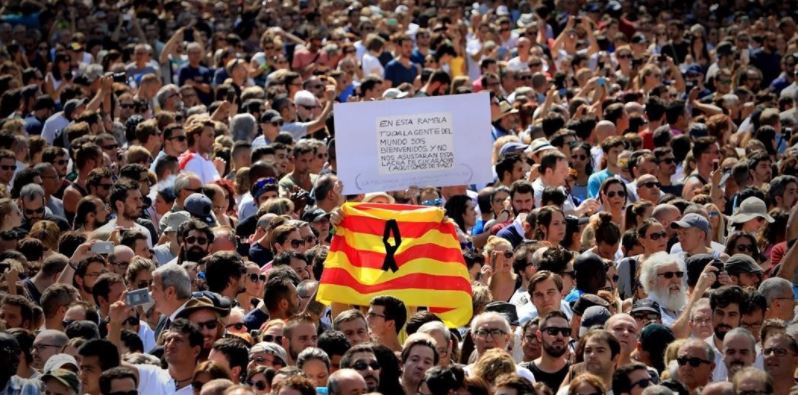 Hundreds took the streets in Barcelona on Friday after the terrorist attack. / EP,