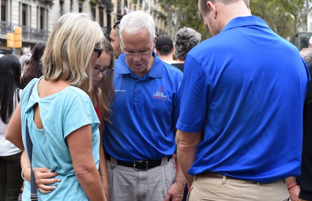 A group of chaplains prayinh with people in La Rambla. / Billy Graham Evangelistic Association,