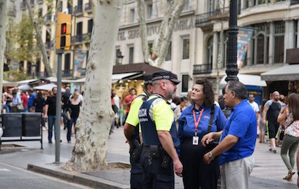 Some chaplains talking with the police. / Billy Graham Association