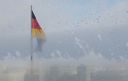 German flag seen through a window. / Ashokbogani (Flickr, CC)