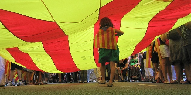 A girl in a pro-independence demonstration in Barcelona. / Laureà (Flickr, CC),