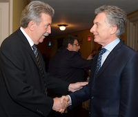 Evangelical representative Proietti greets President Macri. / Aciera