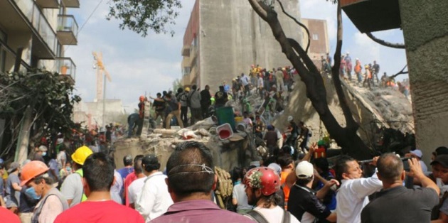 Dozens search for injured after a building collapsed in Mexico City after the earthquake, on September 19. / CNN Español,
