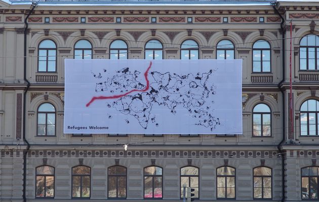 The Fnish Ateneum ArtMuseum displays a Refugees welcome poster. / Wkimedia. ,