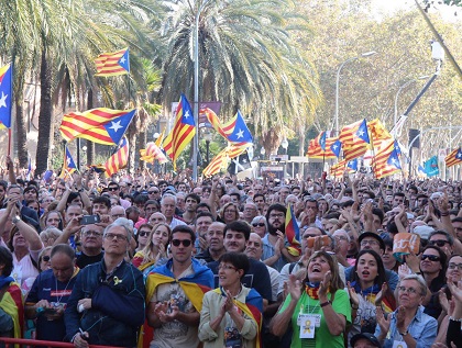 Pro-independence demonstrators waited outside the Catalan parliament on Friday, 27 October. / ARA