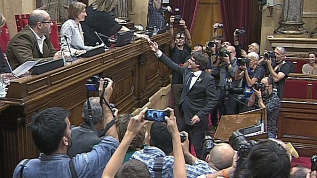 President of the Catalan government Carles Puigdemont votes for independence in Barcelona's Parliament of Catalonia. / TV3,