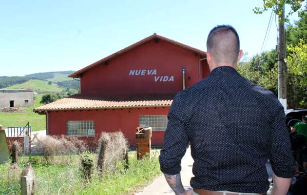 Jose Rabadan in front of the Nueva Vida church building. / El Mundo.,