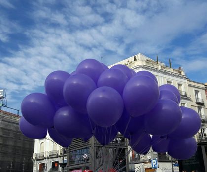 A large number of violet balloons were released, in honor of the victims of violence./ CEM