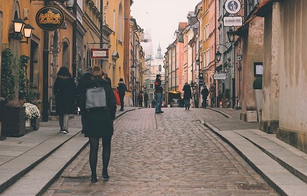 A street in Warsaw, Poland. / A. Almelor (CC),