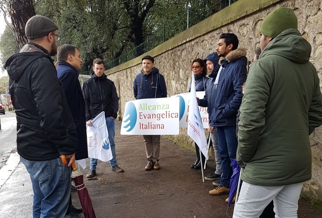 Christians prayed outside the Kazhakstan embassy in Rome. / AEI,